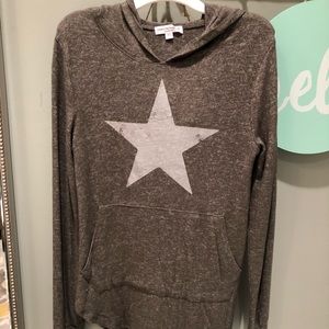 NWT- Star hooded graphic sweatshirt